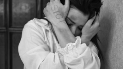 Românii cred că violența împotriva femeilor în familie este în creștere și sunt nemulțumiți de ce face poliția SONDAJ