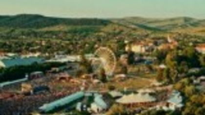 Electric Castle, mai verde ca niciodată: mii de arbori plantați, hectare de iarbă refăcută, ulei reciclat în lumânări vegane