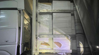 Polițiștii de frontieră au reținut bunuri, de aproape 6 milioane de lei, ascunse într-un camion