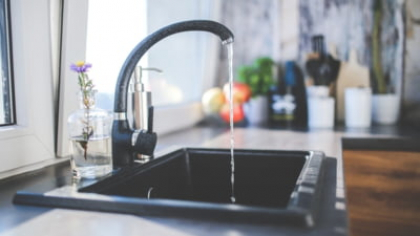 Un oraș oprește noaptea apa potabilă, pe motiv că locuitorii o consumă "în alte scopuri decât cele prevăzute în contract". Nu se admit comentarii la acest anunț