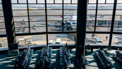 Femeie cu trei copii, prinsă cu pașapoarte false pe aeroportul „Henri Coandă”. Cine sunt minorii pe care a încercat să-i introducă ilegal în România