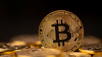 Corecție pe piața cripto: Bitcoin coboară după ce a depășit 123.000 USD