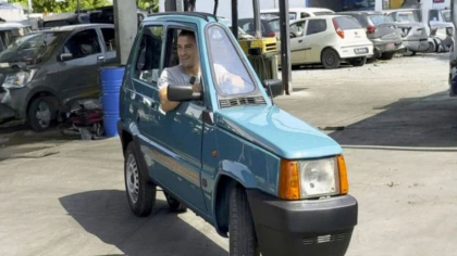 Cea mai îngustă mașină din lume! Acest autoturism electric are doar 50 cm lățime