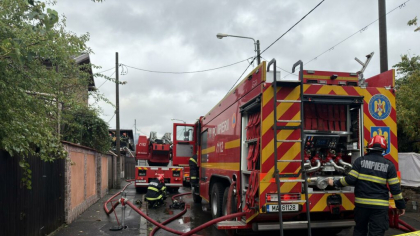 Incendiu cu flacără şi degajări mari de fum la acoperişul unor locuinţe din Capitală