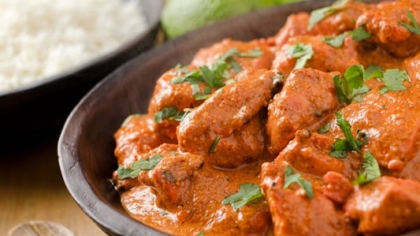 Pui în sos de curry și orez: Rețeta care se poate găti într-o singură oală și e gata în doar 30 de minute