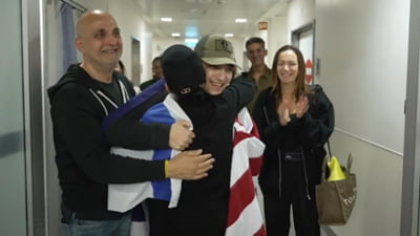 Un ostatic americano-israelian s-a reunit cu familia după ce a fost eliberat de Hamas. „Eşti puternic. Eşti protejat. Eşti acasă” FOTO/VIDEO