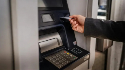 Câți bani pot să scoată românii de la bancomat în 2025. Care sunt noile limite