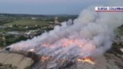 Incendiul uriaș la groapa de gunoi din Dâmbovița, nu a fost încă stins. 300.000 de tone de deșeuri erau depozitate ilegal