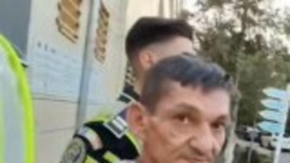 „Am furat ambulanța ca să mă plimb” – un individ beat, oprit cu focuri de armă de polițiști după ce a furat o ambulanță