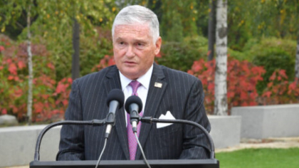 Apelul fostului ambasador american Adrian Zuckerman din Piața Victoriei: „Vă cer din tot sufletul să ieșiți la vot, să votați pentru democrație, să votați pentru Nicușor Dan, singurul candidat care sprijină democrația”