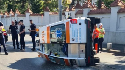 O șoferiță din București a intrat direct într-o ambulanță carea avea semnalele acustice și sonore active, în intersecția Leu