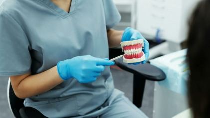 Starea igienei orale în România: jumătate dintre români merg la dentist doar când apar dureri