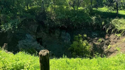 Au început lucrările de stabilizare a terenului prăbușit în zona fostei mine de sare din Coștiui, Maramureș