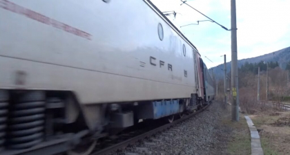 CFR: Circulație îngreunată de copaci căzuți pe calea ferată în zona Brașov