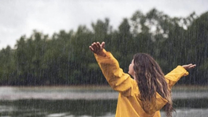 Ce înseamnă când o persoană preferă să se ude în ploaie decât să folosească umbrelă, potrivit psihologiei