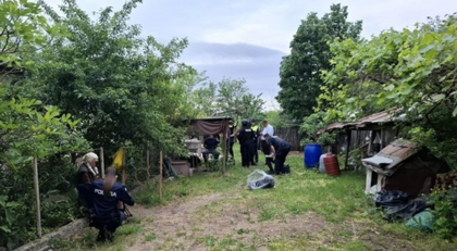 Intervenție în forță în Vrancea. Un bărbat și-a amenințat mama și fratele cu un cuțit