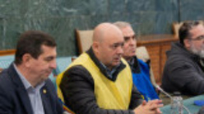 Guvernul taie din salariile din administrație, dar alocă peste 1,3 miliarde de lei partidelor. Sindicatele cer sesizarea CCR