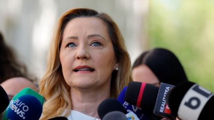 Elena Lasconi refuză să demisioneze. Întrebată pe cine preferă în turul 2 a zis, râzând, Brad Pitt
