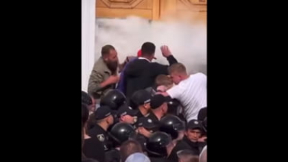 Preoți bătuți în Catedrala Mitropolitană din Cernăuți. Mai mulți tineri mascați ar fi intrat în lăcașul de cult și ar fi făcut prăpăd VIDEO