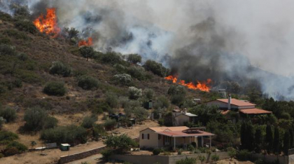 Incendiu puternic lângă stațiunea grecească Palaia Fokaia. Pompierii au salvat 11 turiști dintr-o casă de vacanță cuprinsă de flăcări