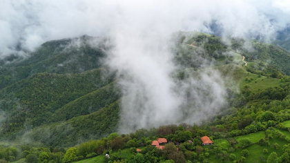 Satele rătăcite între nori, în pragul dispariției, dar căutate de turiști. Cătunul „dacic” care atrage toate privirile