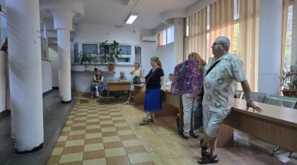 „Nu funcționează sistemul”. Cum sunt umiliți pensionarii care așteaptă luni de zile la Casele de Pensii să-și primească banii