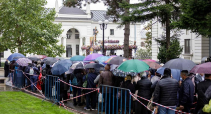 Coadă uriașă la Iași, în prima zi de pelerinaj la moaștele Sfintei Parascheva. Credincioșii au stat ore întregi în ploaie și frig