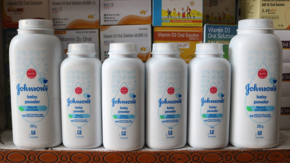 Gigantul Johnson &amp; Johnson condamnat la plata a 966 de milioane de dolari într-un caz de cancer legat de pudra de talc