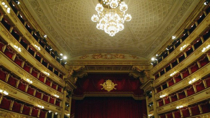 Fără pantaloni scurți și șlapi la operă! Teatrul La Scala din Milano afișează lista cu interdicții vestimentare, după ce a primit plângeri pentru ținutele complet nepotrivite ale unor spectatori