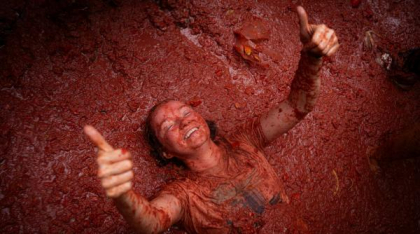 Zeci de mii de oameni din întreaga lume s-au bătut cu roșii în Spania. Imagini spectaculoase de la celebrul festival La Tomatina 2025