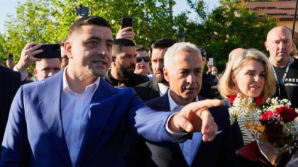 Jurnaliștii ruși au scris că polițiștii i-au scos pe George Simion și pe Călin Georgescu afară din secția de votare
