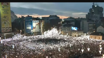 Zeci de mii de persoane au protestat la Belgrad pentru alegeri anticipate