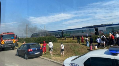 Locomotiva unui tren de călători a luat foc la intrarea în Pașcani. 52 de pasageri, printre care 32 de copii, s-au autoevacuat