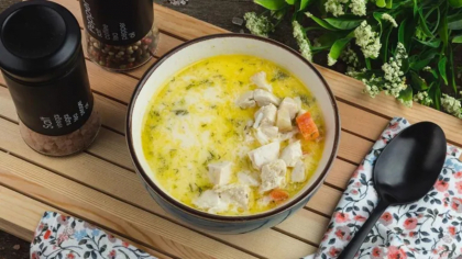 Rețetă ciorbă de pui a la grec. Ce folosesc gospodinele din Ardeal pentru a-i da un gust unic
