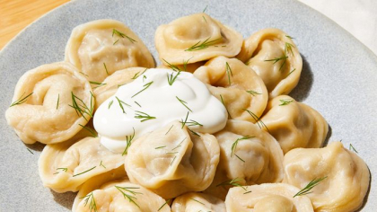 Trei delicii culinare din Basarabia pe care nu trebuie să le ratezi! Soleanca, pelmenii și salata Shuba, tradiție și arome servite pe farfurie