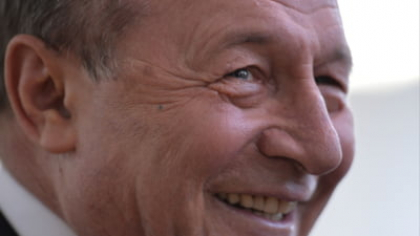 Traian Băsescu, replici dure sau ironice pentru internauții furioși că-l promovează pe Nicușor Dan: "Mai bine bei un whisky cu multă gheaţă decât să mănânci rahat"