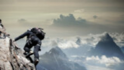 Un alpinist care și-a rupt gâtul într-o râpă cere un milion de lire despăgubiri după ce partenerul a "dat drumul frânghiei”