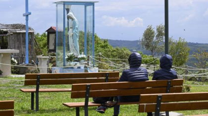 Miracolul „Madonnei din Trevignano”, care plânge cu lacrimi de sânge, a fost demontat. Expertiza a scos la lumină o escrocherie uriașă