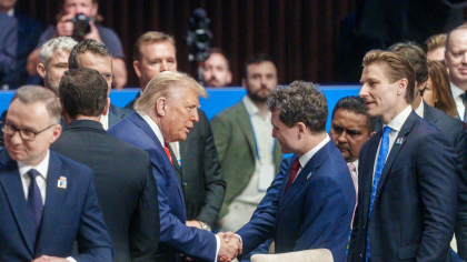 Nicușor Dan dă mâna cu Donald Trump