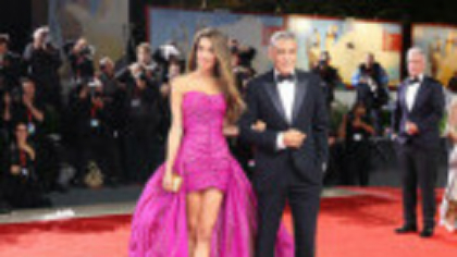 Amal și George Clooney au atras toate privirile la Veneția, la premiera filmului „Jay Kelly”. Cum au apărut pe covorul roșu