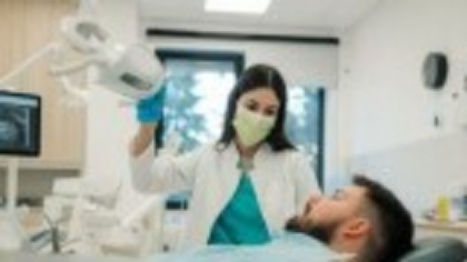 Fumatul maschează problemele stomatologice. Medic: „Boala parodontală devine vizibilă când e prea târziu”