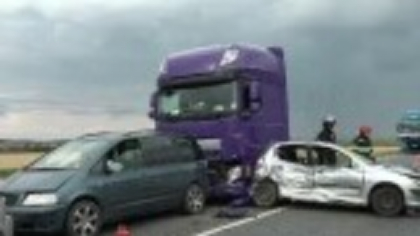 Accident grav lângă Oradea. Un TIR a lovit cinci mașini, iar una a fost strivită complet. Șoferul a scăpat cu răni ușoare