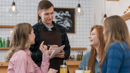 Mai multă socializare, mai puțină cheltuială. Cum ies românii la restaurant față de vecinii lor