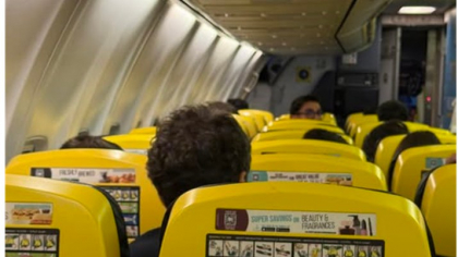 Nicușor Dan, într-un avion de linie cu fiica sa, spre Milano. Pasagerii l-au fotografiat discret