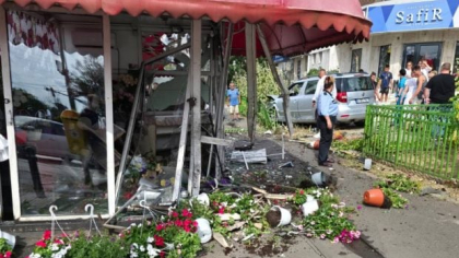 O mașină a spulberat chioșcul unei florării din București. Vânzătoarea a ajuns de urgență la spital