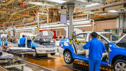 Stellantis şi Renault vor să producă mașini cu mai puține elemente de siguranță, pentru a face față concurenţei chineze