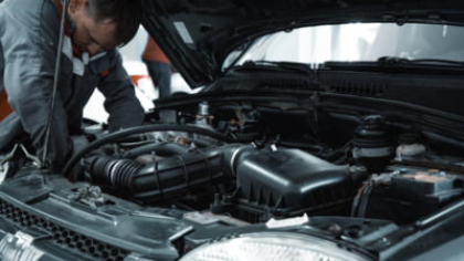 Un mecanic a spart parbrizul mașinii unui client în timpul unei reparații de rutină. Cine trebuie să plătească? Dezbaterea lansată de proprietarul unui service auto VIDEO