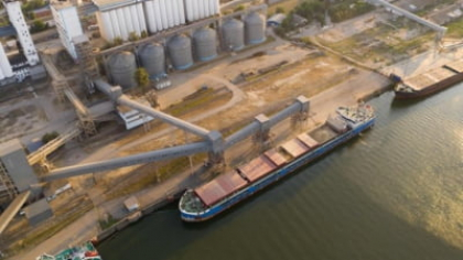 Rusia recurge la troc pentru a evita sancțiunile: schimbă grâu pe mașini chinezești și semințe de in pe materiale de construcții