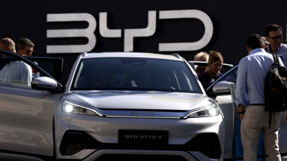 Vânzările mașinilor chineze în UE a explodat în ciuda tarifelor. Tesla, depășită de BYD