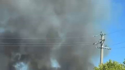 Incendiu puternic la Glina: 14 autospeciale intervin pentru stingerea flăcărilor. Este risc de propagare spre locuințe